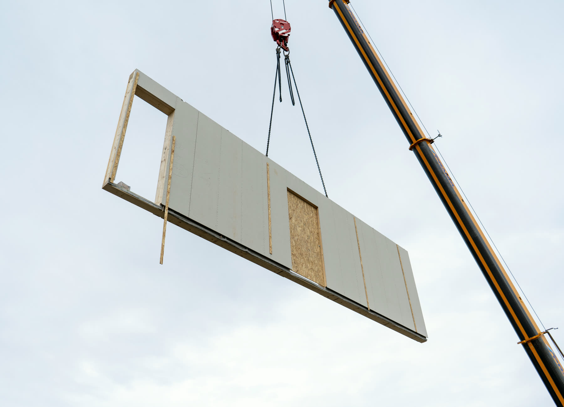 Elemento di parete KAGER durante il sollevamento in cantiere