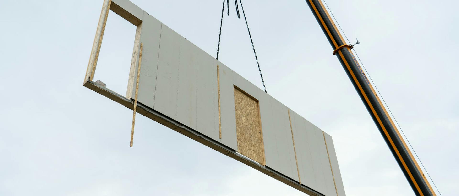 Elemento di parete KAGER durante il sollevamento in cantiere