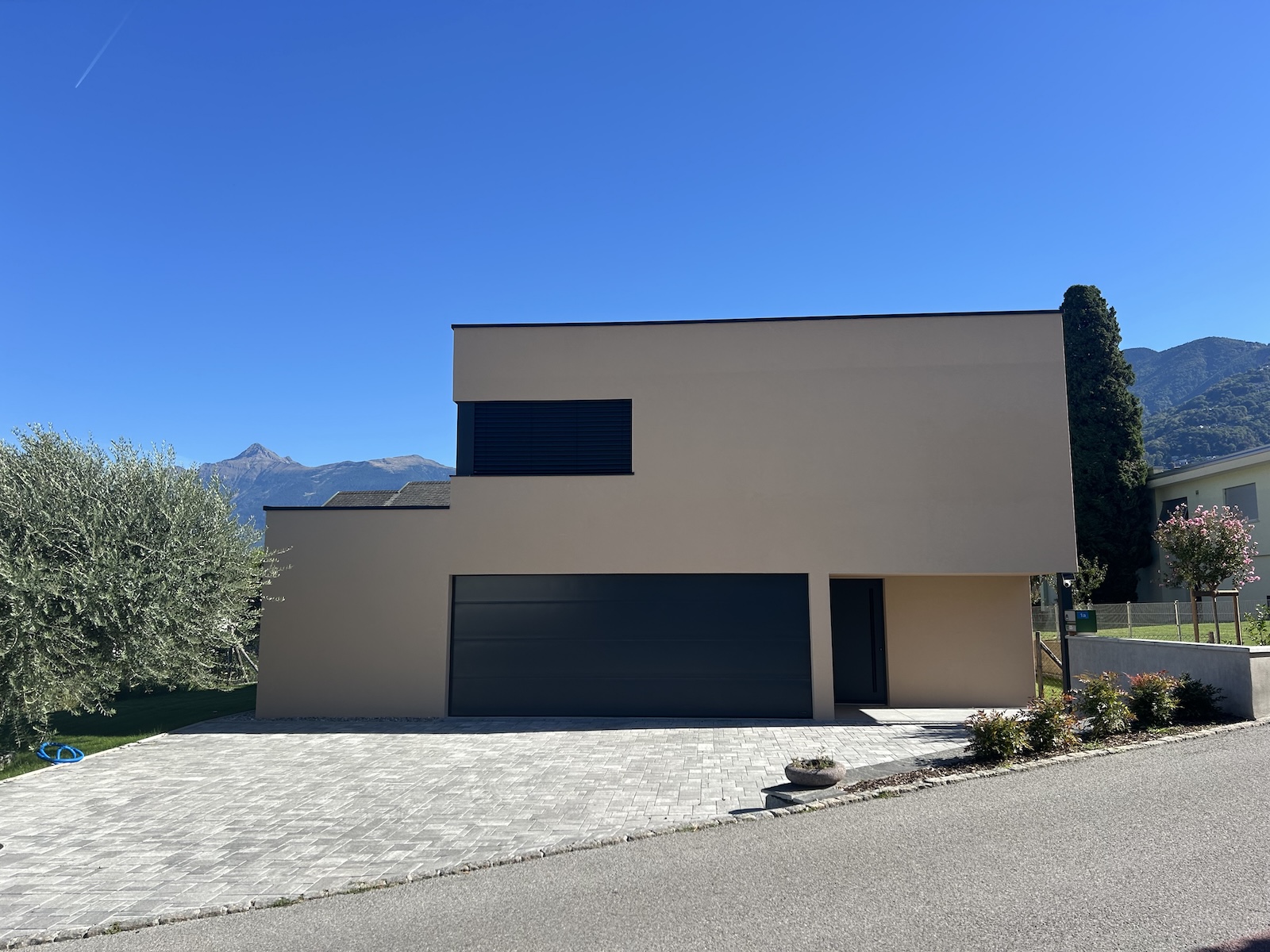 Haus aus Holz und Glas