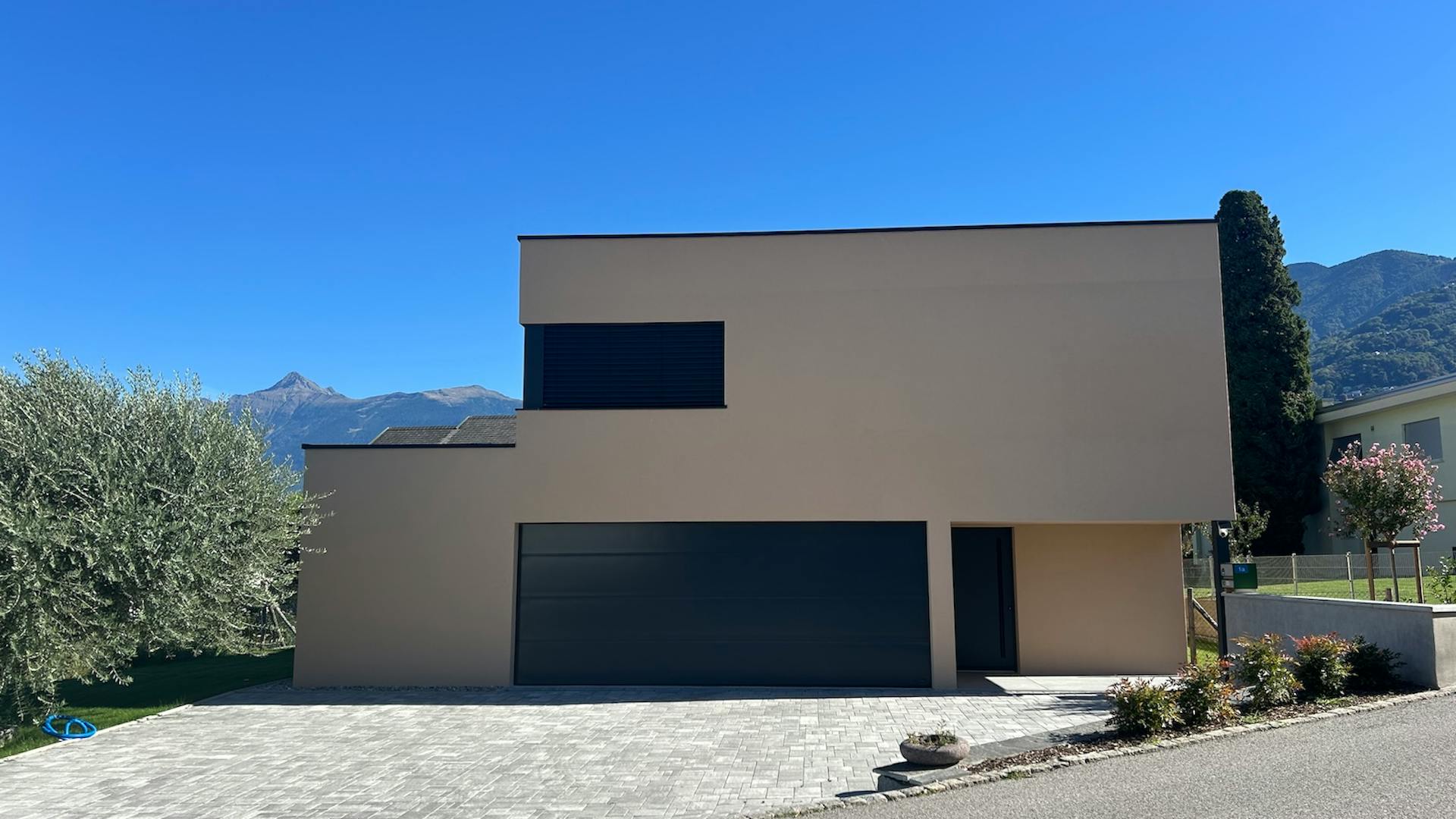 Haus aus Holz und Glas