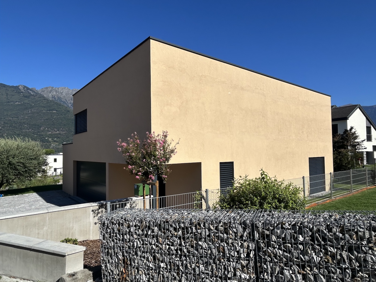 Haus aus Holz und Glas