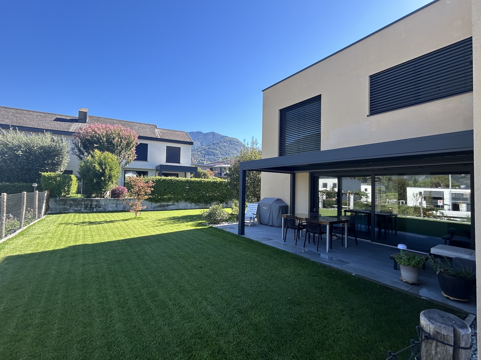 Überdachte Terrasse mit Essbereich am Garten
