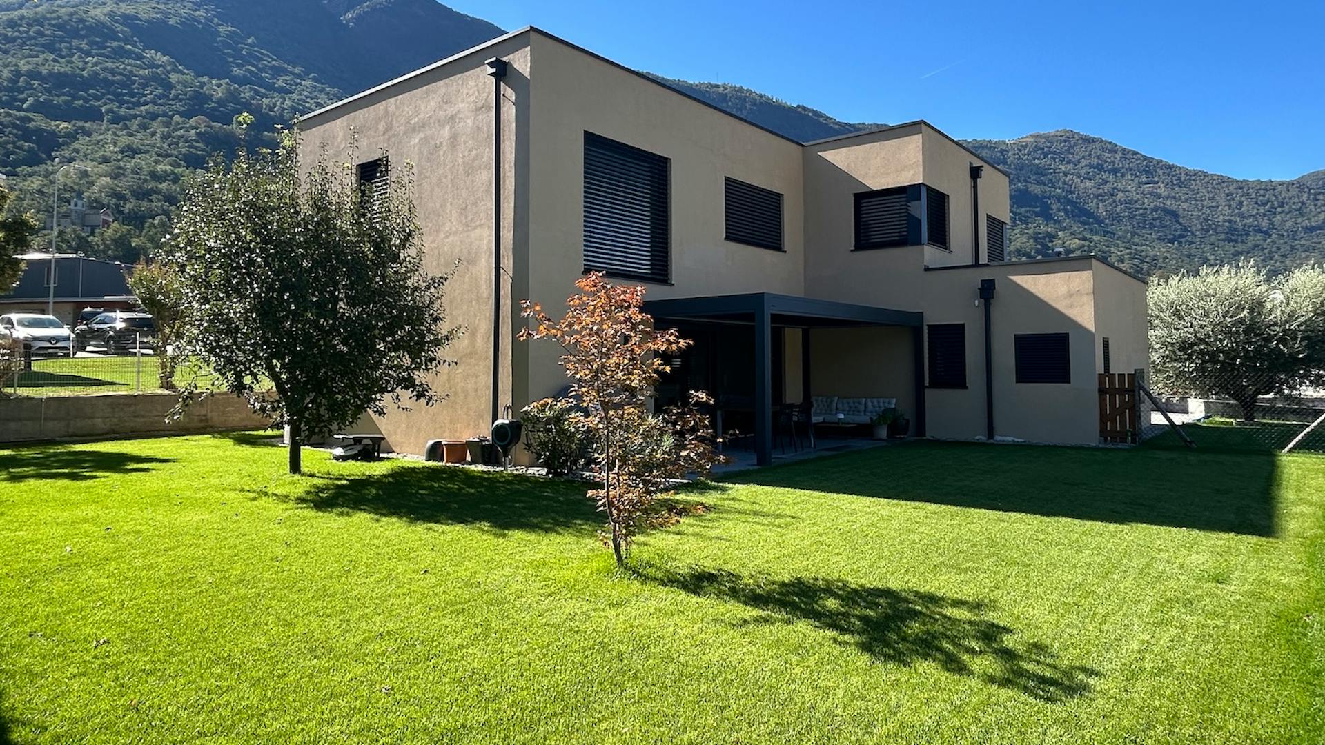 Haus aus Holz und Glas
