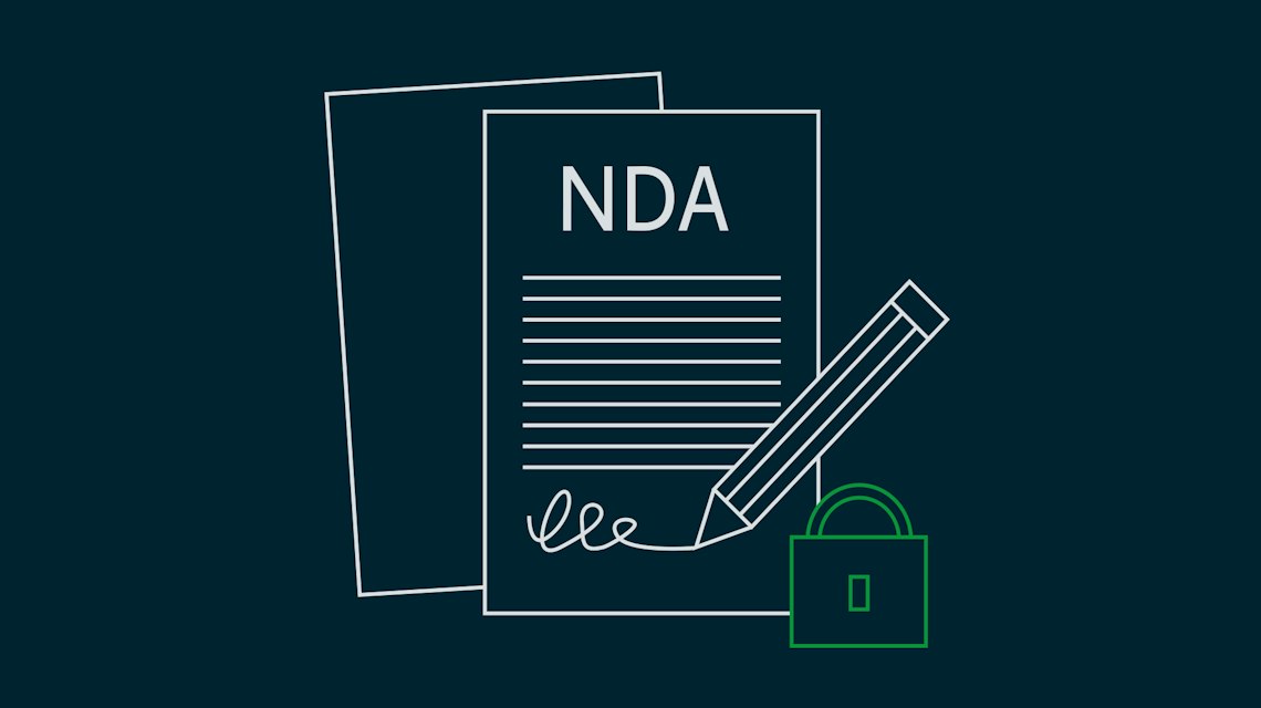 Illustration: ein NDA-Dokument mit Unterschrift, Stift und Vorhängeschloss
