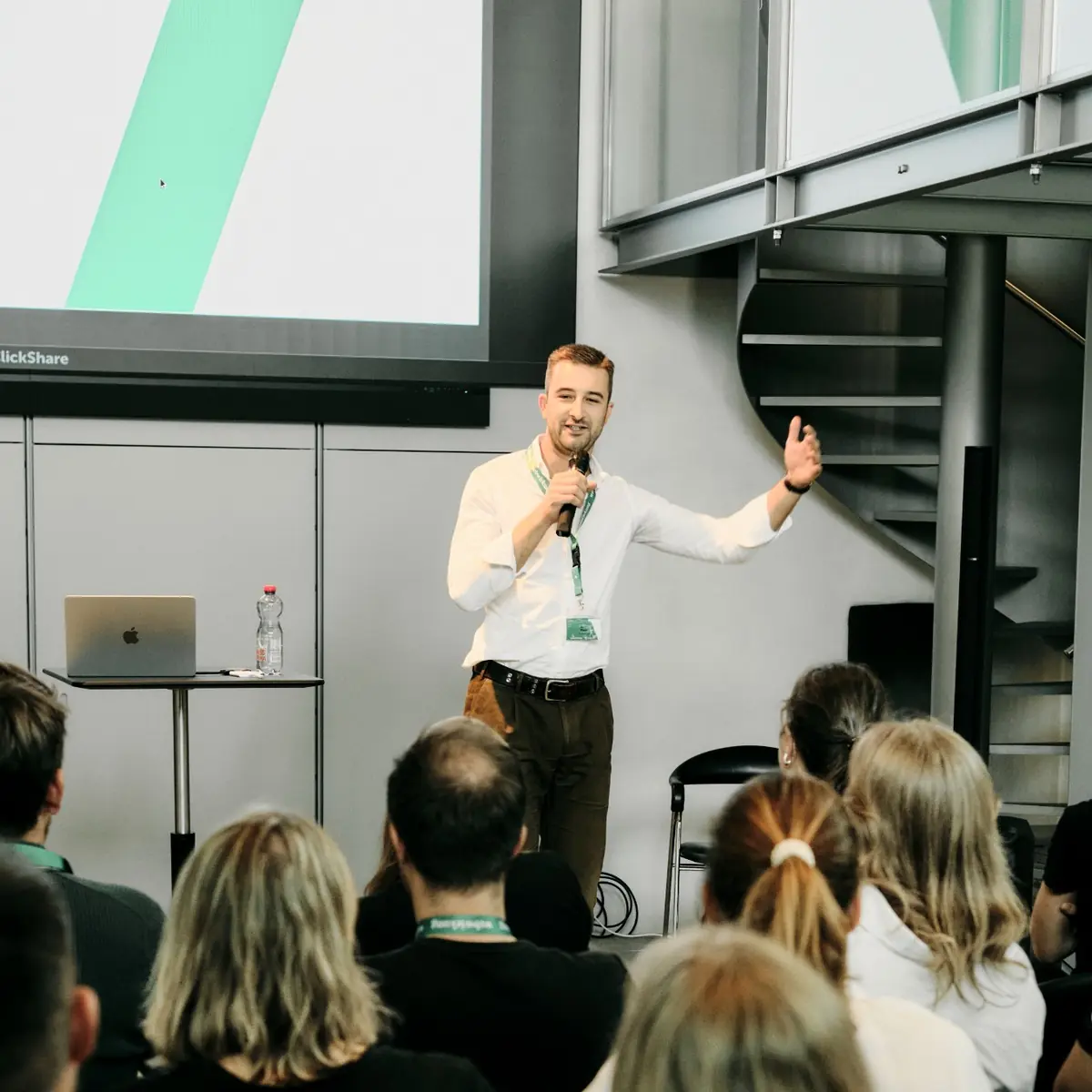 Ein Referent spricht am Shopware Day Schweiz 2026 vor Publikum