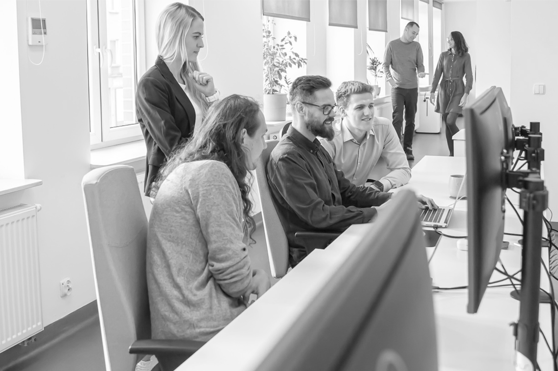 Das Webwirkung-Team bei der Arbeit an einem gemeinsamen Bildschirm