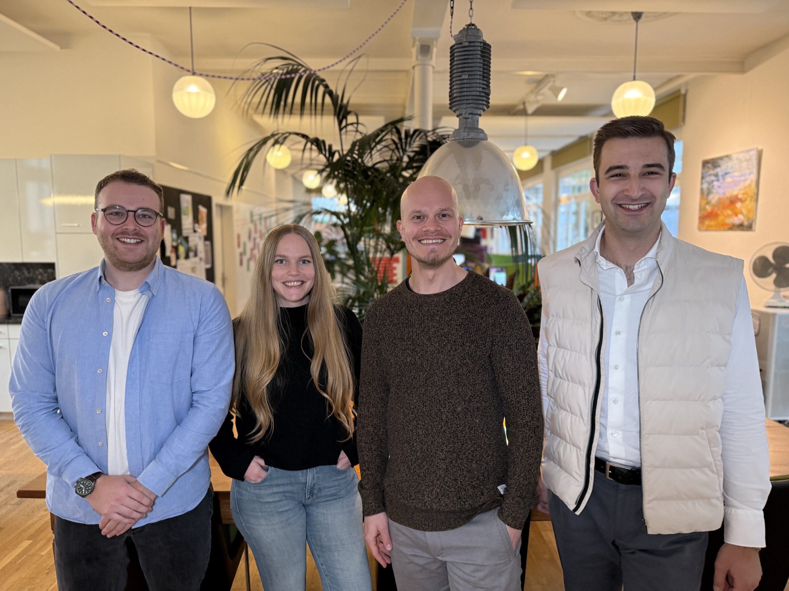 Vier Mitarbeitende von Webwirkung im Büro