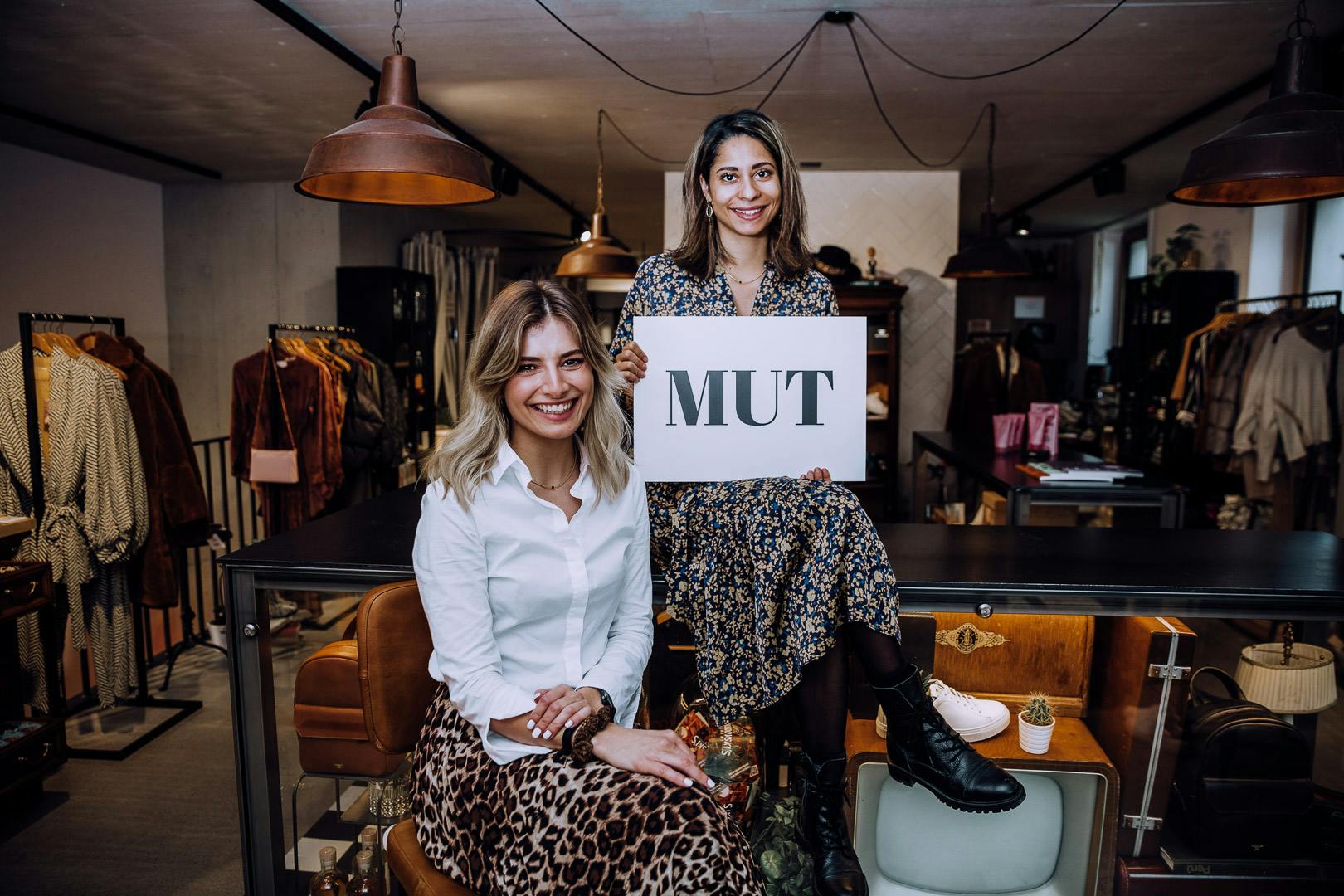 Veronika und Debi mit Schild Mut