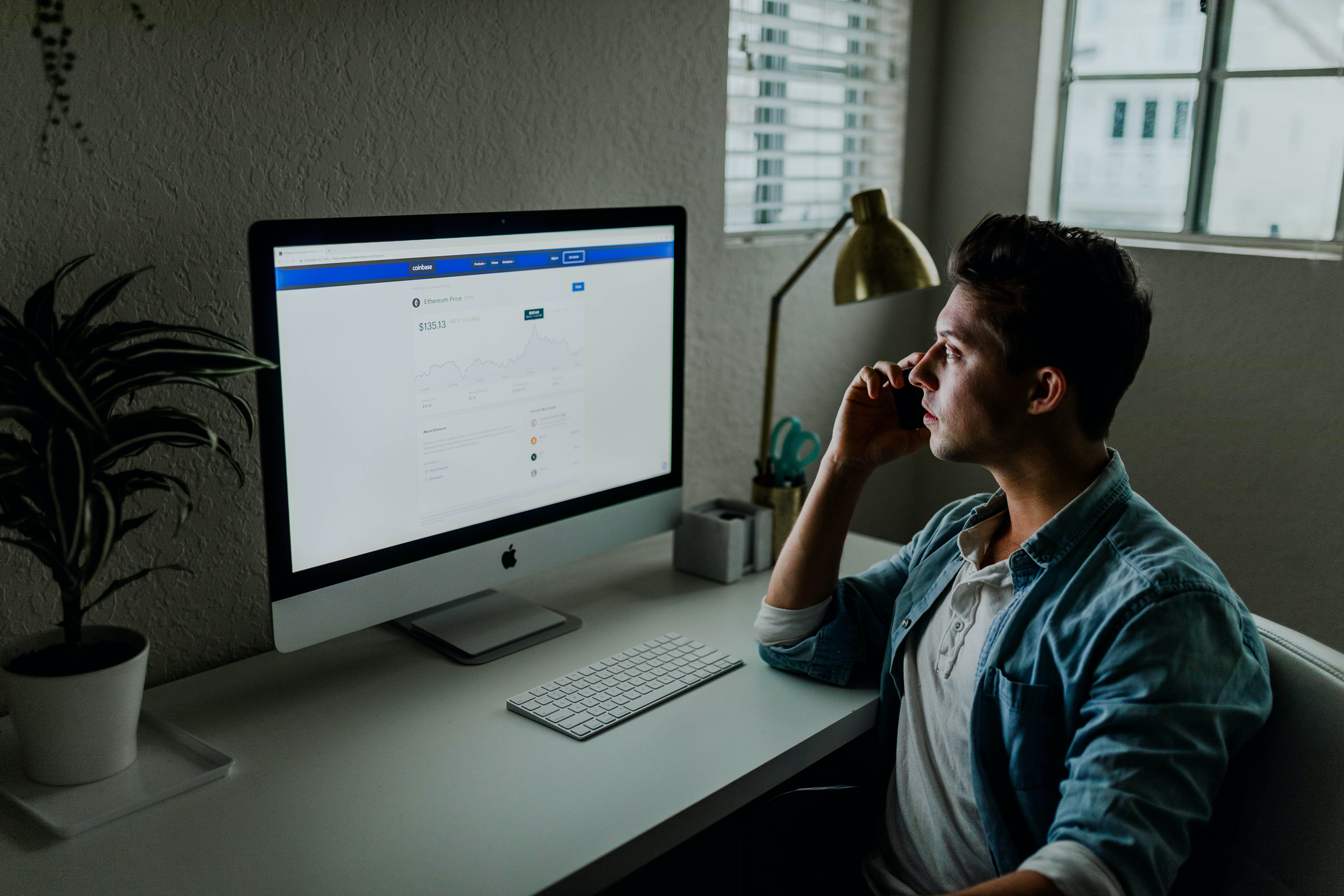 In einem Büro sitze ein junger Mann vor einem Monitor und telefoniert. Sein auch Sie aufgeschlossen für die Welt der Edelmetalle. Alle News und Informationen finden Sie bei Golden Gates.