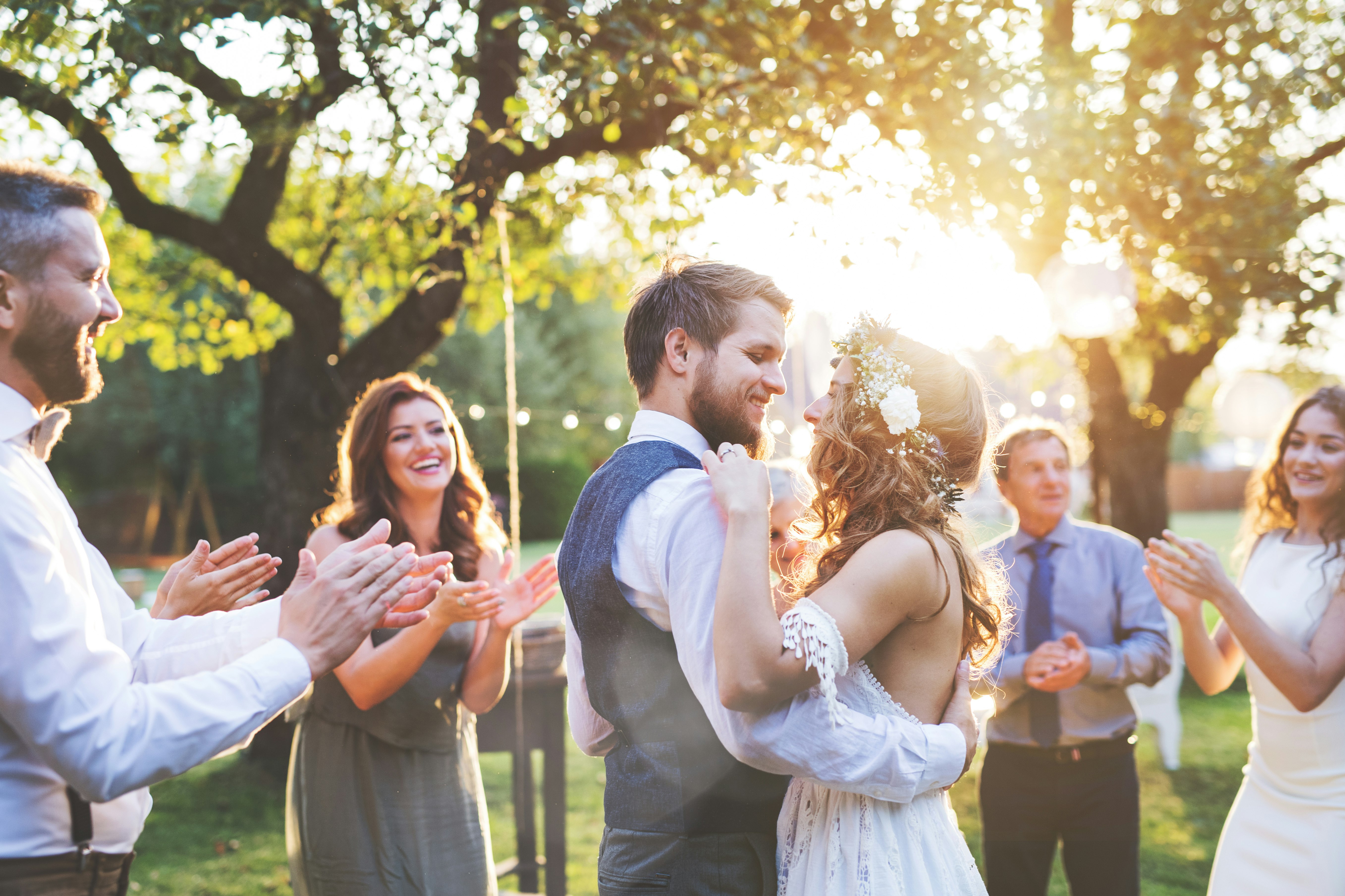 Machen sie die Hochzeit Ihrer Lieben mit Goldgeschenken unvergessen. In einem sonnigen Park, tanzt ein Brautpaar und sieht sich glücklich und verliebt an. Es freut sich über das Gold-Geschenk, was Gäste von ihnen bei Golden Gates erworben haben.