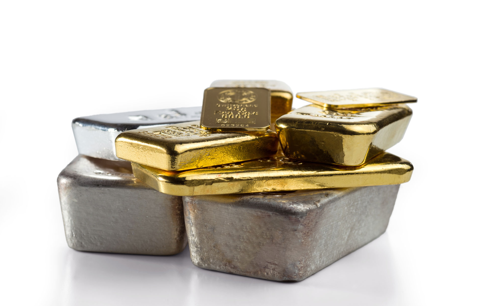 Gold- und Silberbarren übereinander gestapelt. In Edelmetalle sparen mit den Sparplänen von Golden Gates.