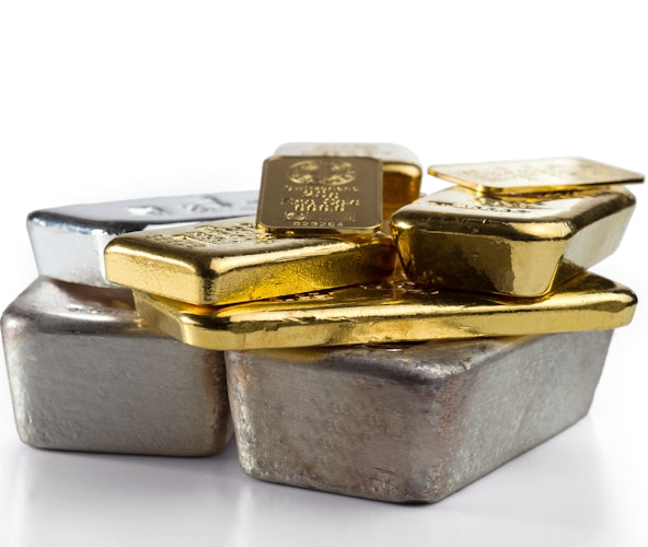 Die Gold-Silber-Ratio erklärt | Golden Gates Gold- und Silberbarren übereinander gestapelt. In Edelmetalle sparen mit den Sparplänen von Golden Gates.