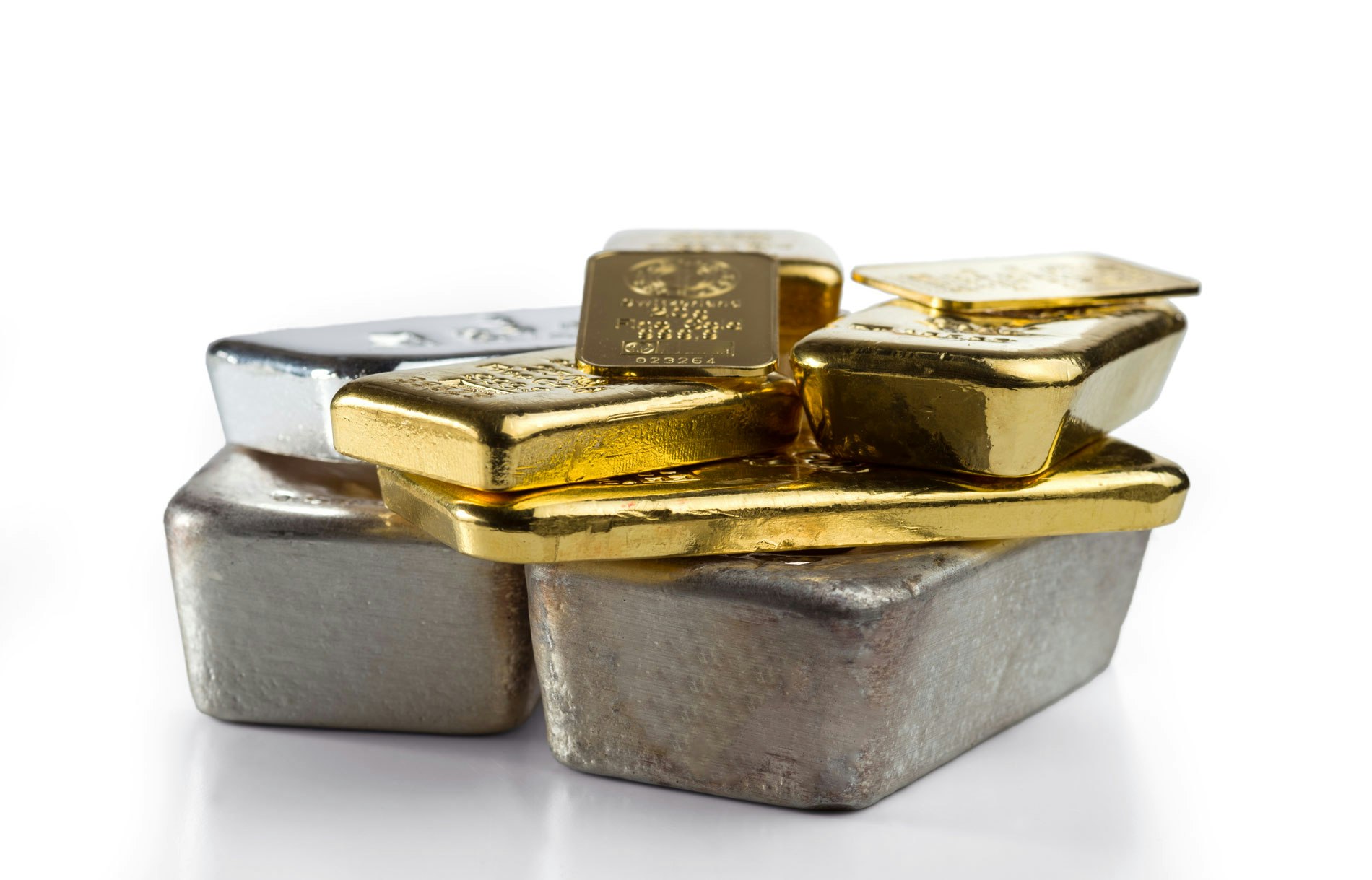 Die Gold-Silber-Ratio erklärt | Golden Gates Gold- und Silberbarren übereinander gestapelt. In Edelmetalle sparen mit den Sparplänen von Golden Gates.