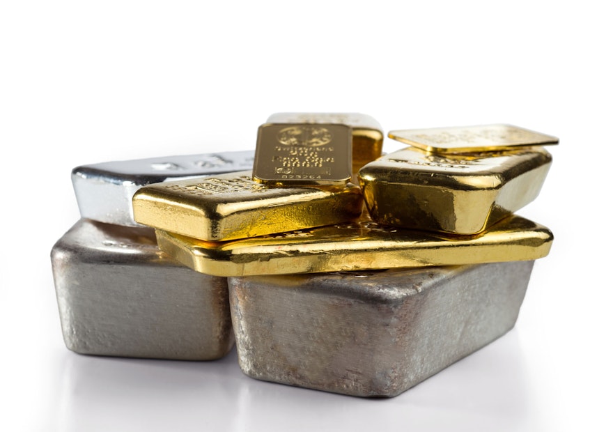Die Gold-Silber-Ratio erklärt | Golden Gates Gold- und Silberbarren übereinander gestapelt. In Edelmetalle sparen mit den Sparplänen von Golden Gates.