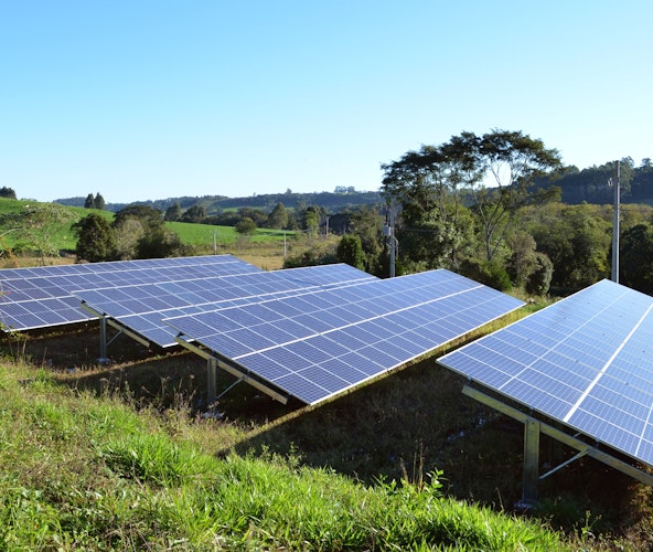 In jeder Solarzelle befindet sich Silber. Auf einer Wiese stehen Solarpaneele. Sparen auch Sie in kritische Rohstoffe mit den Sparplänen von Golden Gates.