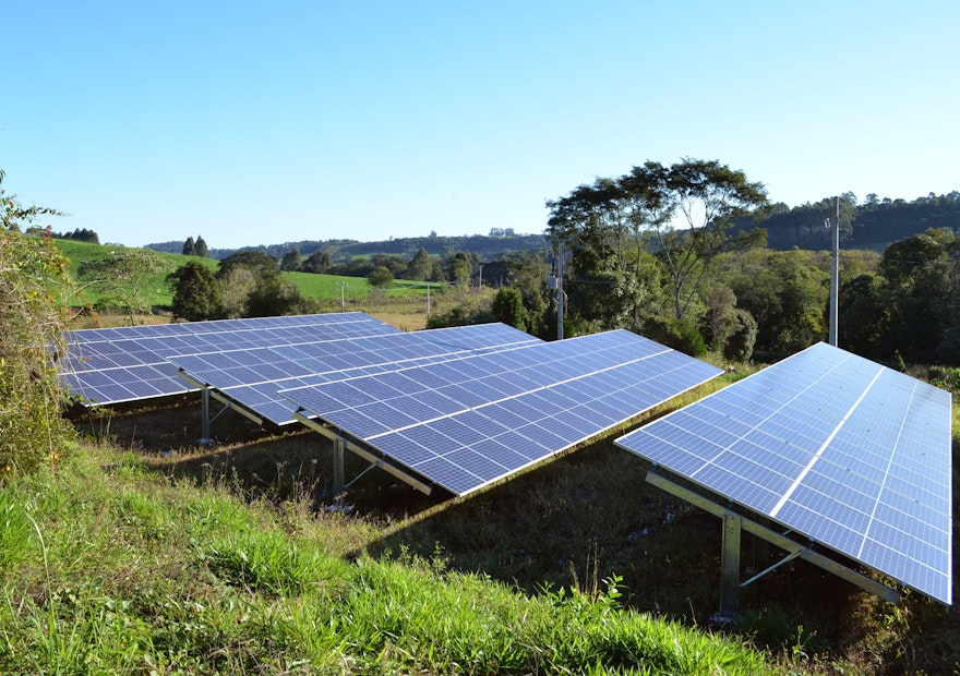In jeder Solarzelle befindet sich Silber. Auf einer Wiese stehen Solarpaneele. Sparen auch Sie in kritische Rohstoffe mit den Sparplänen von Golden Gates.