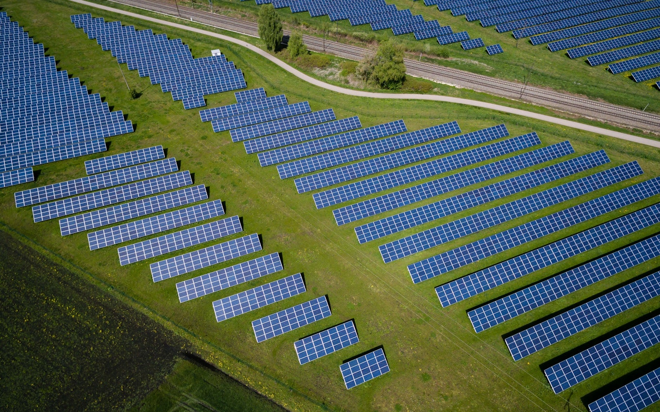 Silbernachfrage Auf einer Wiese stehen Solarpaneele. Sparen auch Sie in kritische Rohstoffe mit den Sparplänen von Golden Gates.