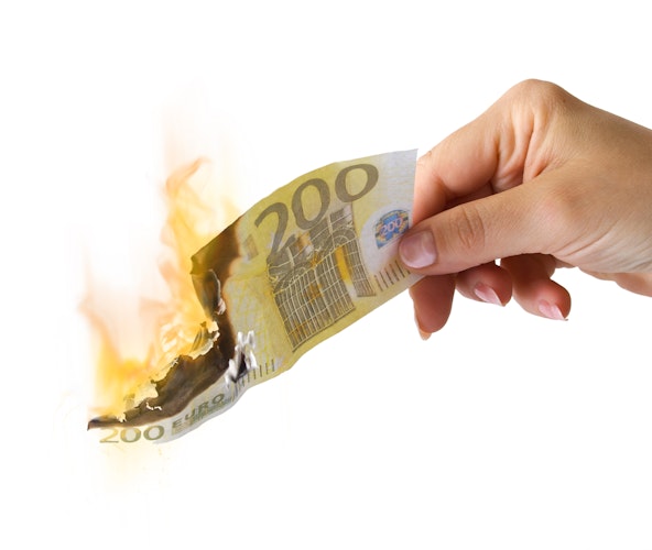 Schützen Sie Ihr Geld vor dem Kaufkraftverlust durch die Inflation. Eine Hand hält einen brennenden 200 Euroschein ins Bild. Legen auch Sie Ihr Geld in Edelmetalle an und schützen es vor Wertverlust. Anerkannter Edelmetallhändler Golden Gates.