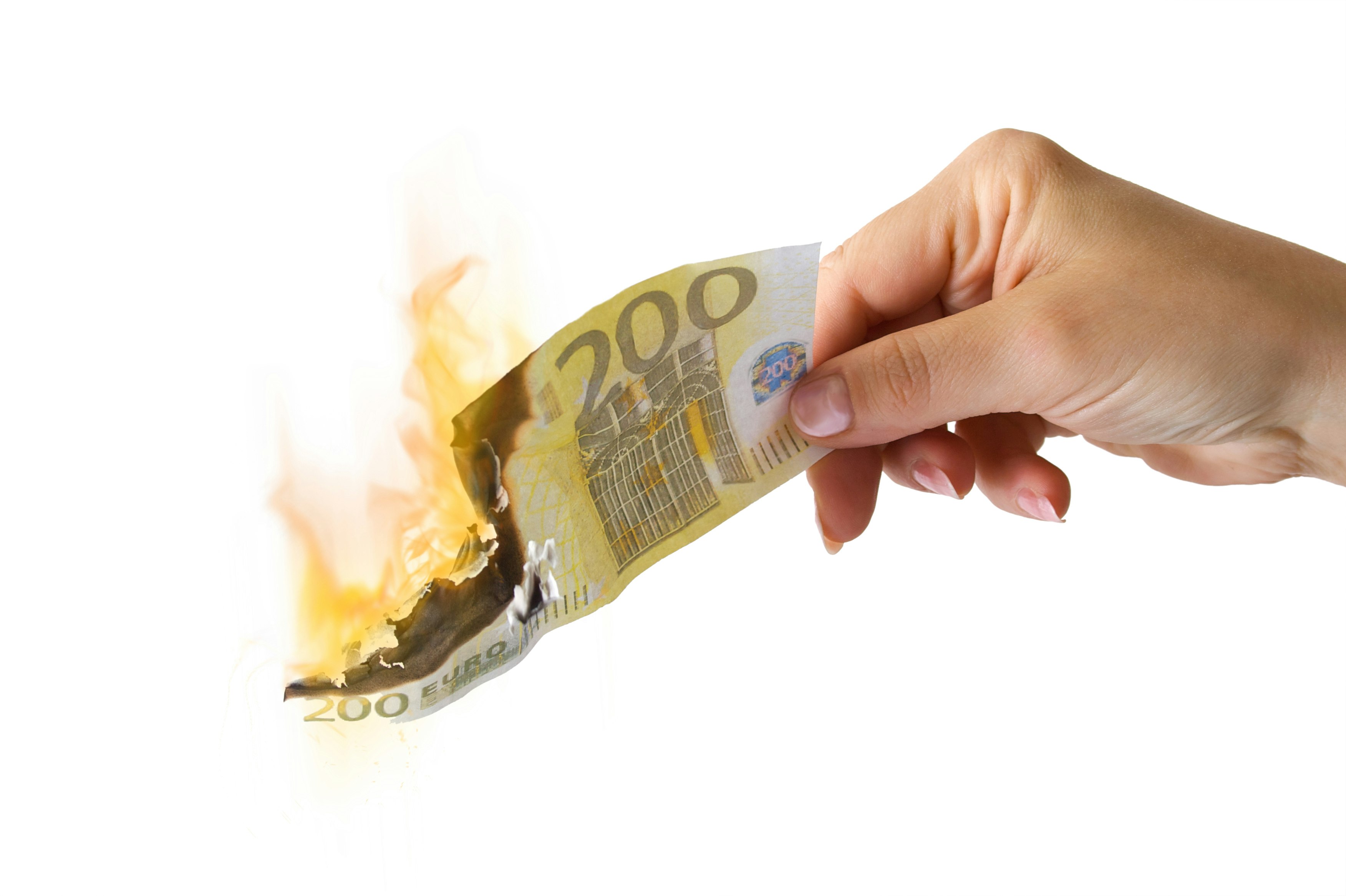 Schützen Sie Ihr Geld vor dem Kaufkraftverlust durch die Inflation. Eine Hand hält einen brennenden 200 Euroschein ins Bild. Legen auch Sie Ihr Geld in Edelmetalle an und schützen es vor Wertverlust. Anerkannter Edelmetallhändler Golden Gates.