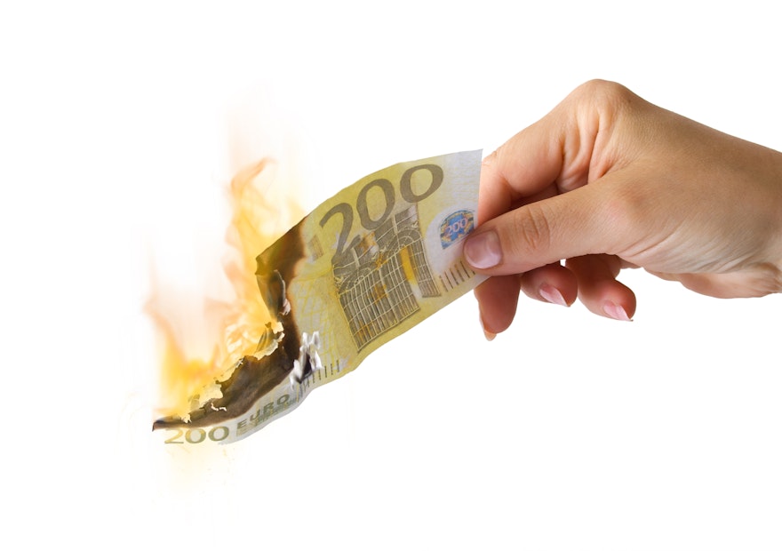 Schützen Sie Ihr Geld vor dem Kaufkraftverlust durch die Inflation. Eine Hand hält einen brennenden 200 Euroschein ins Bild. Legen auch Sie Ihr Geld in Edelmetalle an und schützen es vor Wertverlust. Anerkannter Edelmetallhändler Golden Gates.
