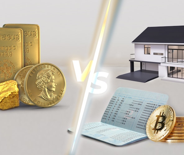 Geldanlagenvergleich | Golden Gates Auf der linken Seite stehen zwei Goldbarren, zwei Goldmünzen und ein goldenes Nugget. Auf der rechten Seite liegt ein Sparbuch an welchem Bitcoins lehnen, darüber ist ein Einfamilienhaus abgebildet. Edelmetalle sind eine sichere Wertanlage. Sparen auch Sie in Edelmetalle mit Golden Gates.