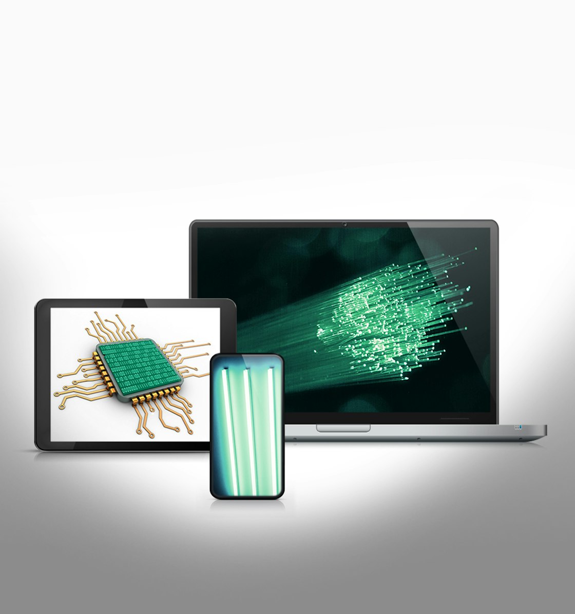 Moderne Technologien Vor einem Laptop stehen ein Tablet und ein Handy. Auf dem Laptopbildschirm sind grüne Glasfaserkabel abgebildet, auf dem Tablet ein Microchip und auf dem Handy grünleuchtende LEDs. Sparen auch Sie in kritische Rohstoffe mit den Sparplänen von Golden Gates.