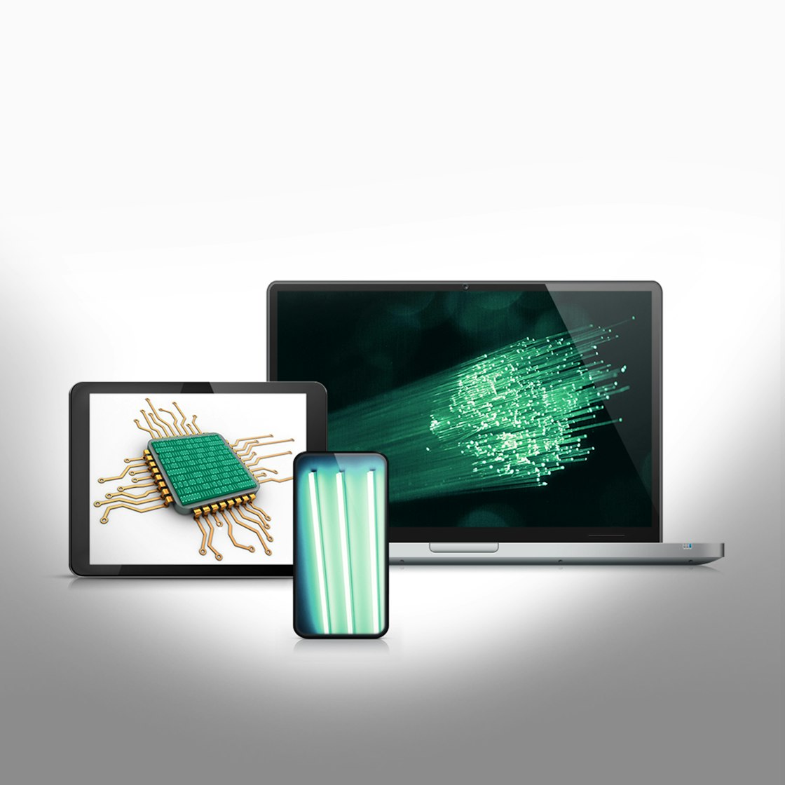 Vor einem Laptop stehen ein Tablet und ein Handy. Auf dem Laptopbildschirm sind grüne Glasfaserkabel abgebildet, auf dem Tablet ein Microchip und auf dem Handy grünleuchtende LEDs. Sparen auch Sie in kritische Rohstoffe mit den Sparplänen von Golden Gates.
