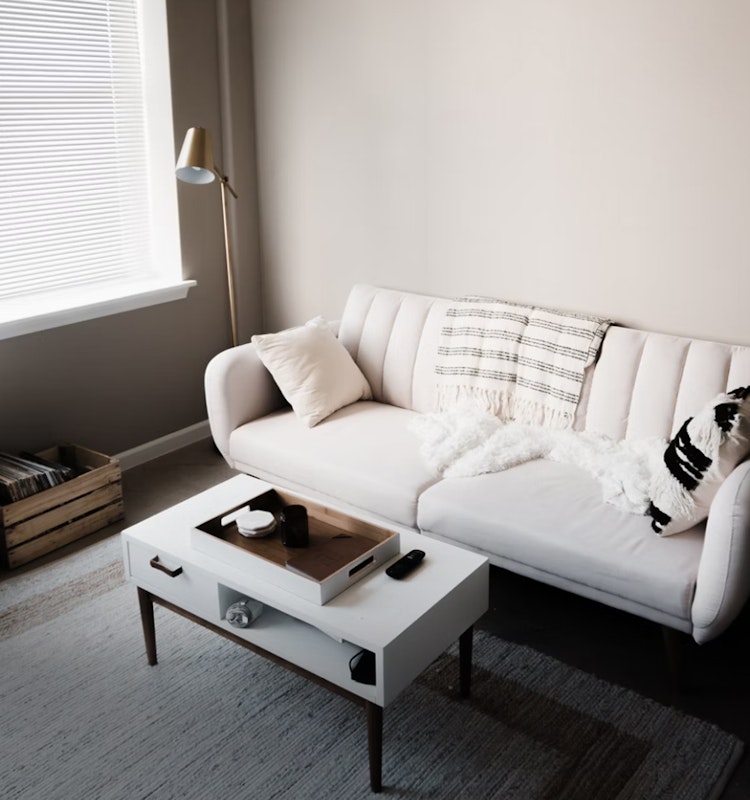 Erste Wohnung Ein hell eingerichtetes Wohnzimmer. Sparen auch Sie für Ihre Zukunft und investieren Sie in Anlagemetalle. Einfach und Flexibel mit den Sparplänen von Golden Gates.