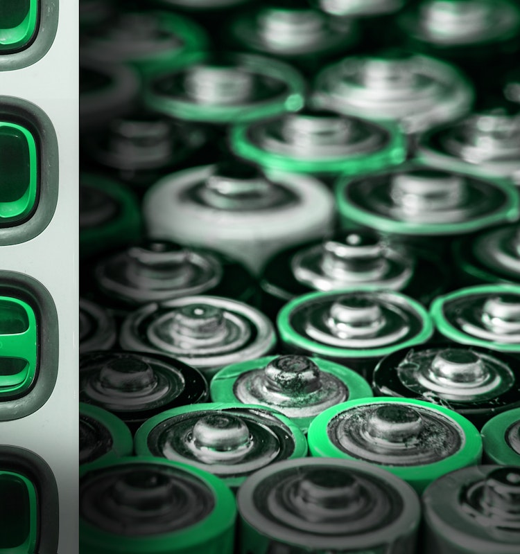 Batterien, die nebeneinander aufgereiht sind. Legen auch Sie Ihr Geld richtig an und sparen Sie in Selten Erden mit Golden Gates.