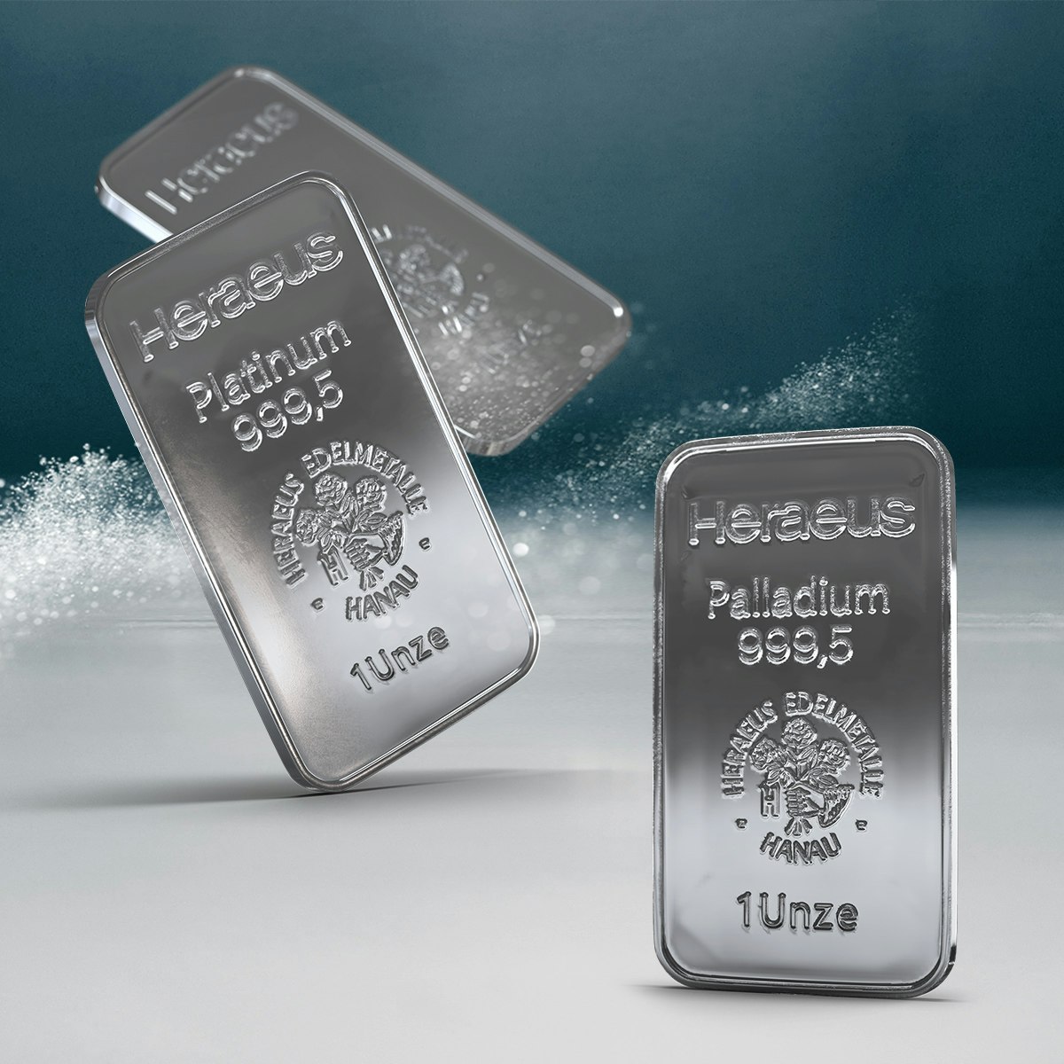 Je zwei Barren, wobei einer leicht schräg hinter dem anderen hervor steht, vor einem blau-glitzernden Hintergrund. Die Weißmetalle Platin und Palladium in einem Sparplan vereint.