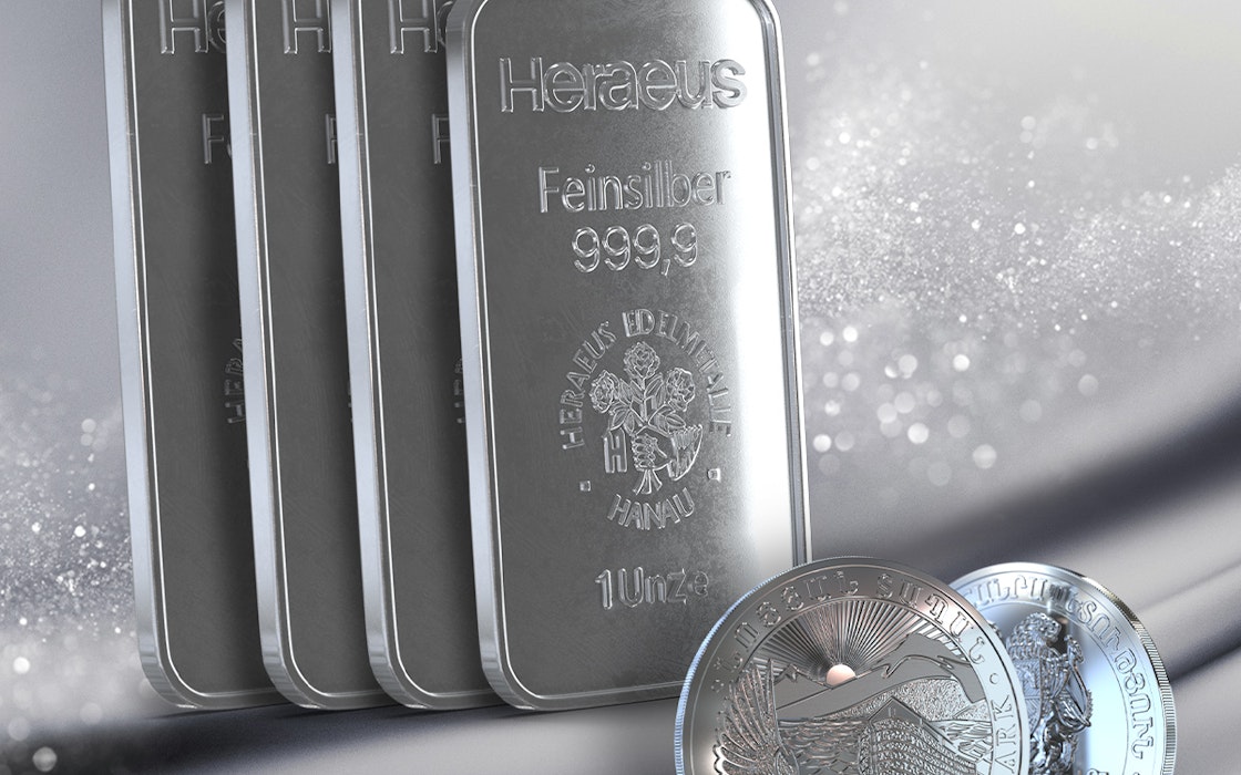 Vor einem silbern glitzernden Hintergrund sind vier Silberbarren und davor eine Arche Noah Silbermünze von beiden Seiten zu sehen. In Silber im Sparplan oder als Einmalanlage investieren, bei Golden Gates.