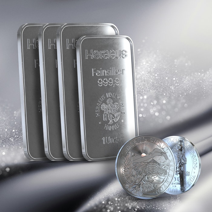 Vor einem silbern glitzernden Hintergrund sind vier Silberbarren  und davor eine Arche Noah Silbermünze von beiden Seiten zu sehen. In Silber im Sparplan oder als Einmalanlage investieren, bei Golden Gates.
