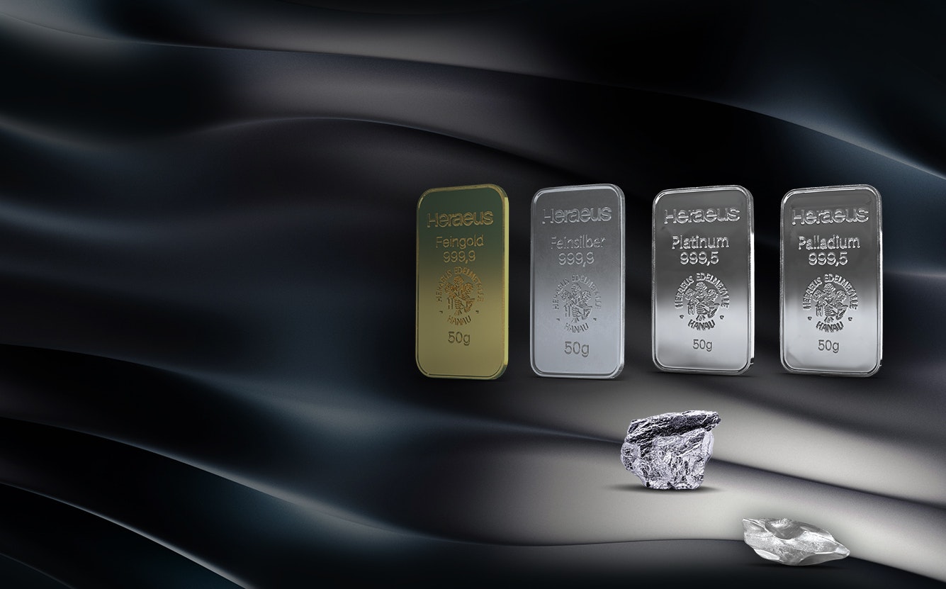 Vor einem dunklen Hintergrund, in welchem Falten, wie bei einem Seidentuch zu sehen sind, sind Edelmetallbarren und Technologiemetalle abgebildet. Sparen in Anlagemetalle mit den Sparplänen von Golden Gates.