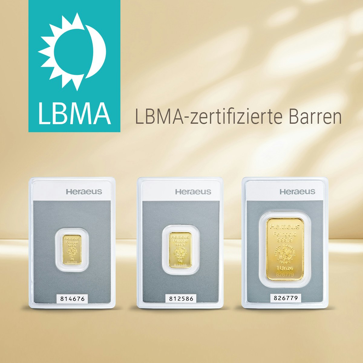 Vor einer goldenen Wand stehen drei Goldbarren, darüber steht LBMA-zertifizierte Barren mit der LBMA Auszeichnung. LBMA-zertifizierte Barren bei Golden Gates kaufen.
