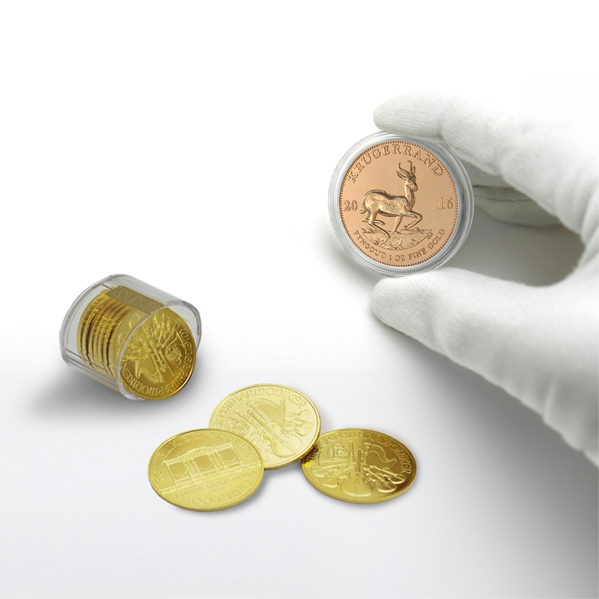 In das Bild ragt eine Hand, die eine Krügerrand Goldmünze hält. Daneben liegen Wiener Philharmoniker Goldmünzen. Sparen auch Sie in Goldmünzen mit den Sparplänen von Golden Gates.