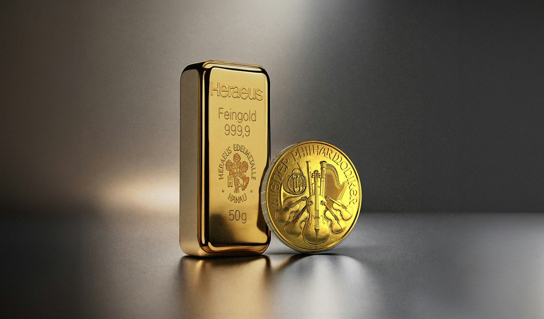 Vor einem dunklen Hintergrund stehen ein Goldbarren und eine Wiener Philharmoniker Goldmünze. Edelmetall-Sparpläne von Golden Gates.