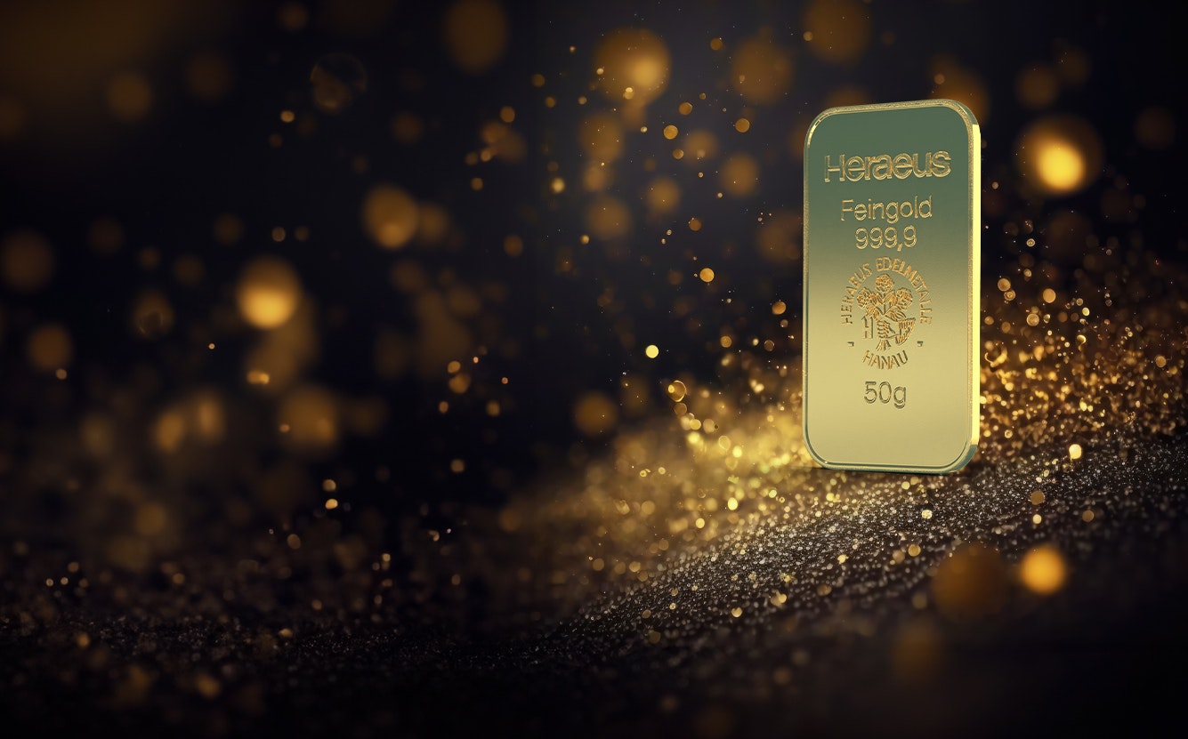 Vor einem dunklen Hintergrund fliegt goldenes Glitzer. In einem Lichtstrahl, auf der rechten Seite, seht ein 50g Goldbarren. Sparen auch Sie in Gold, mit den Sparplänen von Golden Gates.