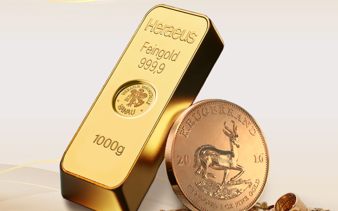 Vor einem hellen Hintergrund stehen ein Goldbarren und eine Krügerrand Goldmünze. Edelmetall-Sparpläne von Golden Gates.