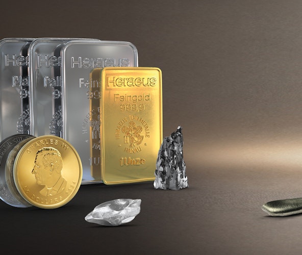 Vor einem erdfarbenen Hintergrund sind Edelmetallbarren, eine Gold- und Silbermünze Technologiemetalle und Seltene Erden abgebildet. Sparen auch Sie in Anlagemetalle mit den Sparplänen von Golden Gates.