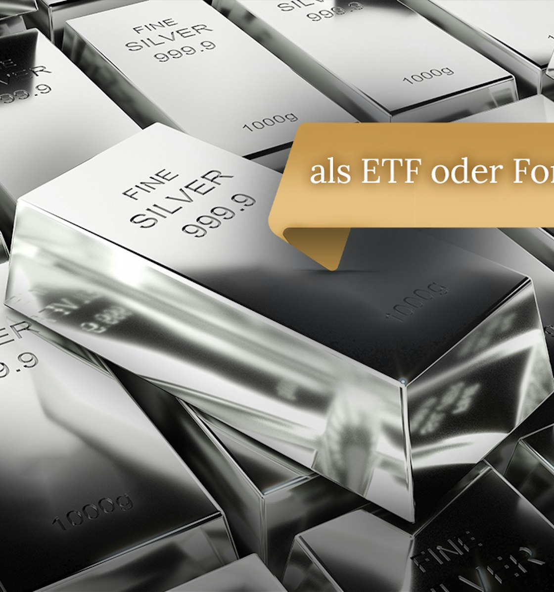 Auf diesem Bild sieht man Silberbarren, die nebeneinander liegen. Auf einem steht golden hinterleget "als ETF oder Fonds". Sparen auch Sie in Silber mit den Sparplänen von Golden Gates.