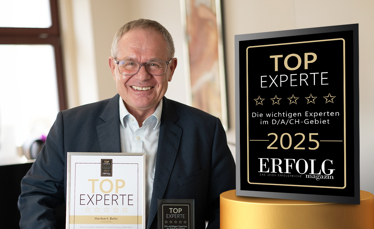 In einem hellen Raum ist Edelmetall-Experte Herbert Behr mit seiner Urkunde des "Top Experte 2025" abgebildet. Gründer des anerkannten Edelmetallhändlers Golden Gates.