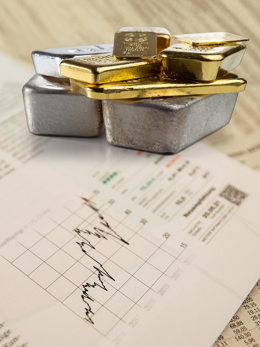 Auf einem Blattpapier, auf welchem die steigende Wertsteigerung von Edelmetallen verzeichnet ist, liegen am Rand Gold- und Silberbarren. Profitieren auch Sie von der Wertsteigerung und sparen Sie mit den Sparplänen von Golden Gates.
