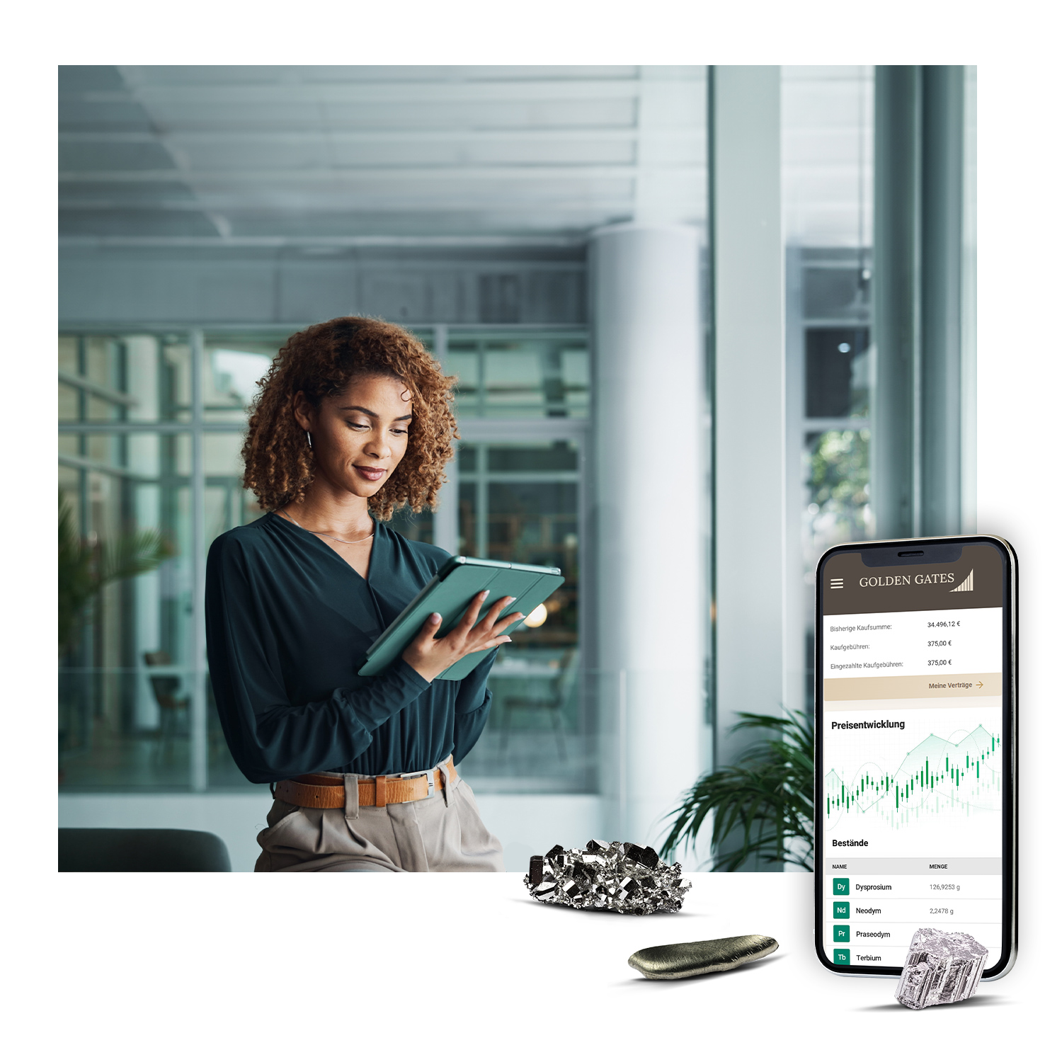 In einem offenen Bürogebäude, sieht eine junge Frau auf ihr Tablet und freut sich ihr Geld in Strategische Anlagemetalle zu sparen. Legen auch Sie Ihr Geld richtig an und sparen Sie in Seltene Erden mit dem Green Economy Sparplan von Golden Gates.