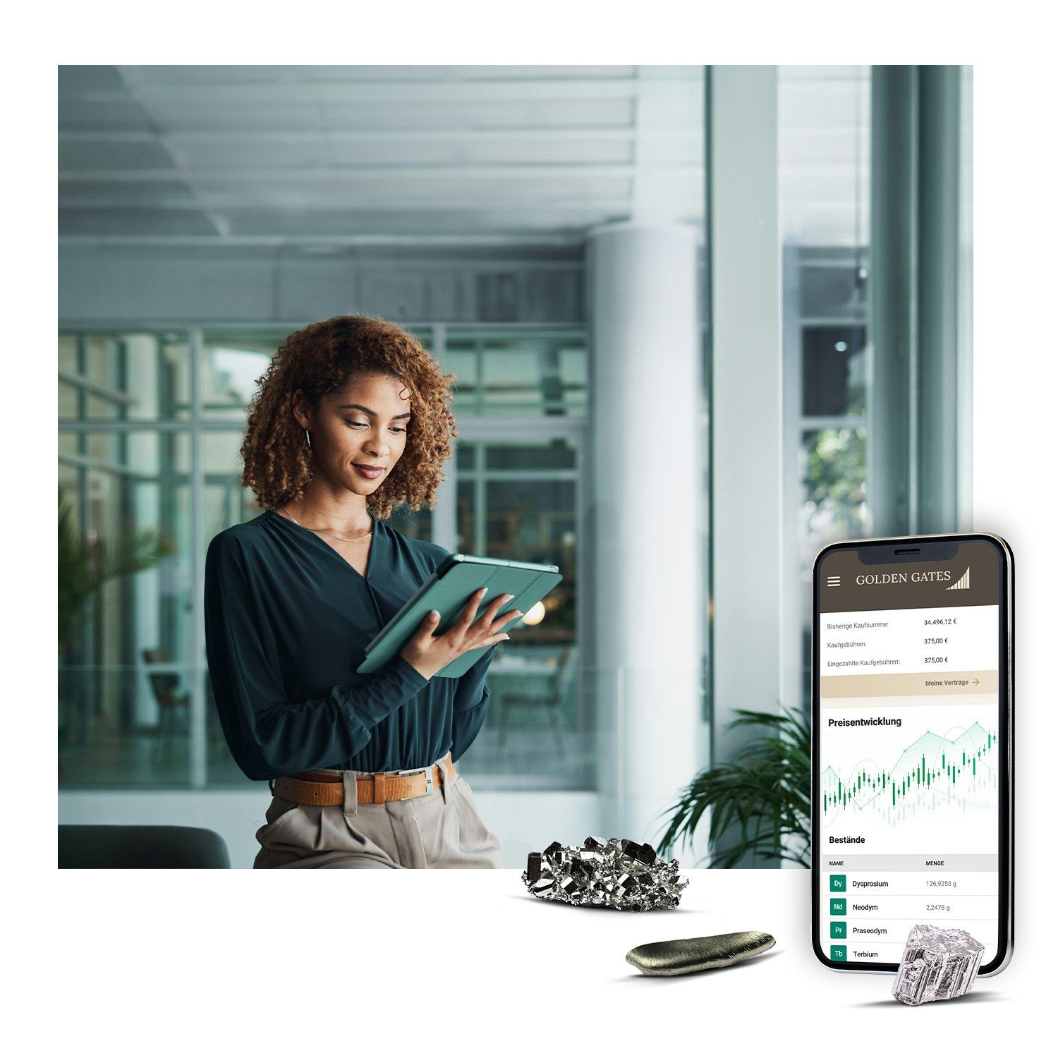 In einem offenen Bürogebäude, sieht eine junge Frau auf ihr Tablet und freut sich ihr Geld in Strategische Anlagemetalle zu sparen. Legen auch Sie Ihr Geld richtig an und sparen Sie in Seltene Erden mit dem Green Economy Sparplan von Golden Gates.
