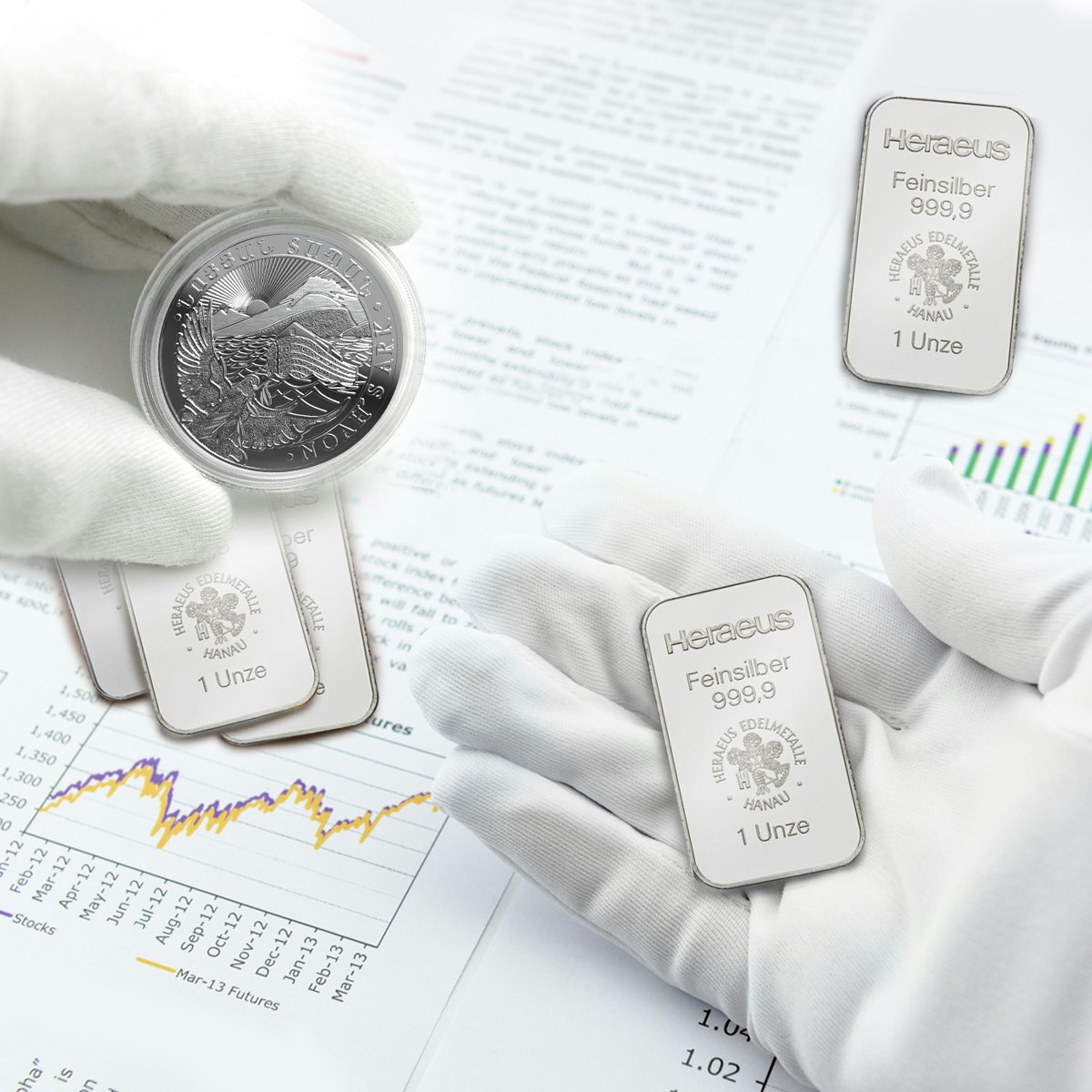 Auf einer Zeitschrift über dem Preisverlauf von Silber, liegen drei Silberbarren, eine Hand, in weißem Handschuh, hält einen Barren und eine weitere hält eine Silbermünze. In Silber sparen mit Golden Gates.