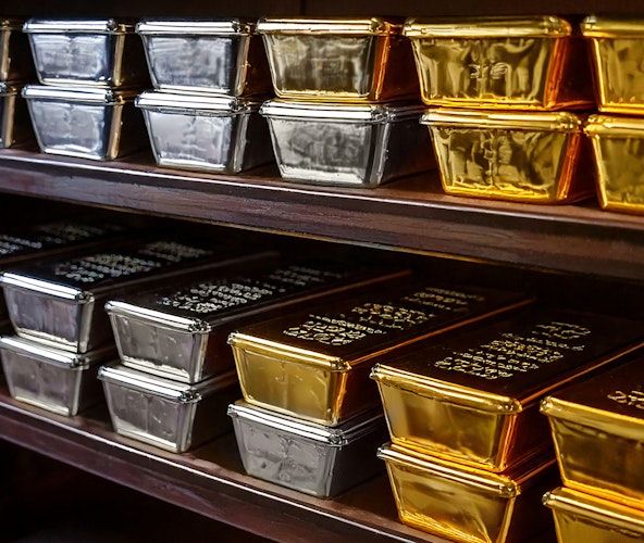 Gold- und Silberbarren nebeneinander – symbolisieren den Vergleich der beiden Edelmetalle hinsichtlich Wertentwicklung, Stabilität und Anlagestrategie.