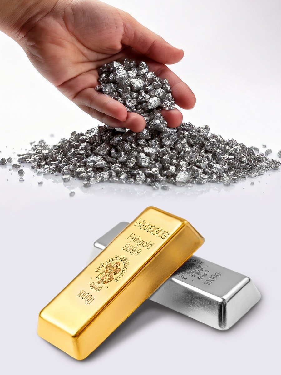 Eine Hand hält Silbernuggets – symbolisch für die physische Beständigkeit und den realen Wert von Edelmetallen im Vergleich zwischen Weißgold und Silber.