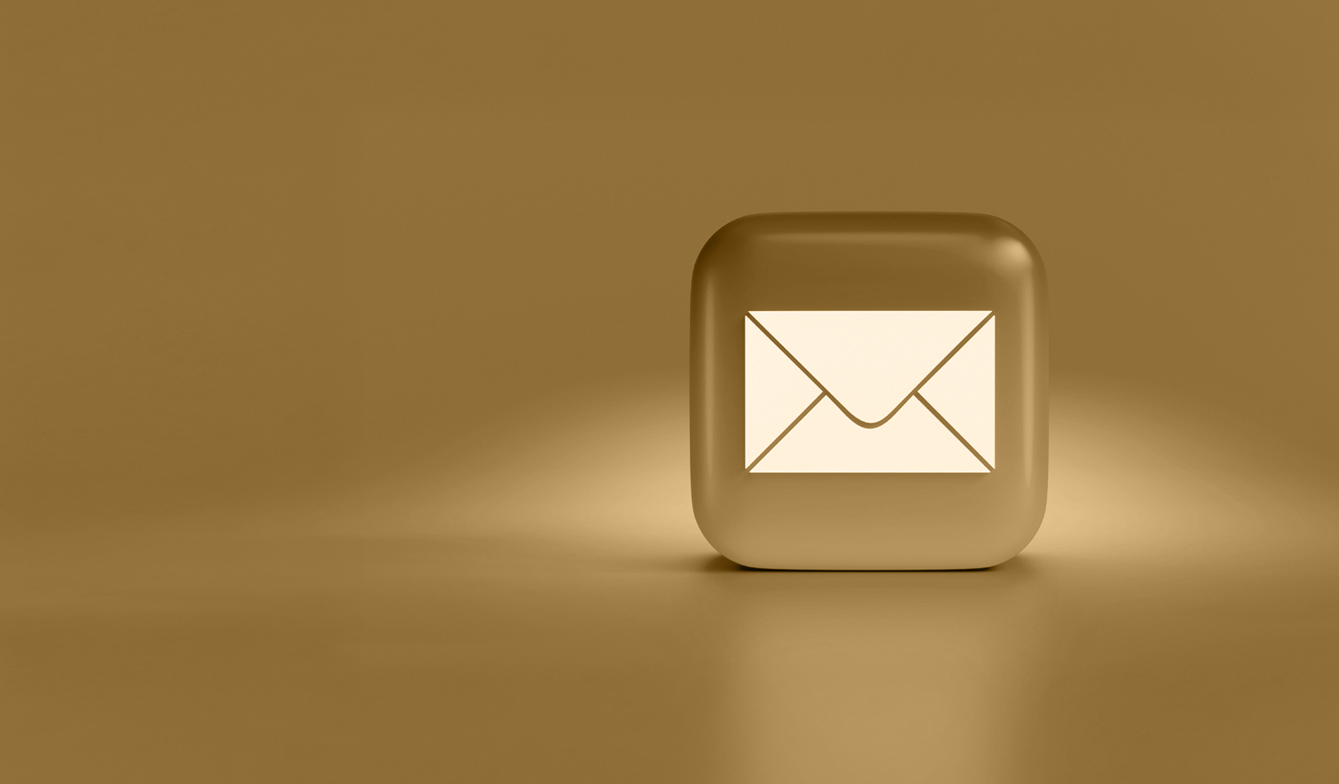 Vor einem golden Hintergrund ist ein Briefumschlag abgebildet. Bleiben auch Sie auf dem laufenden mit unserem Newsletter.