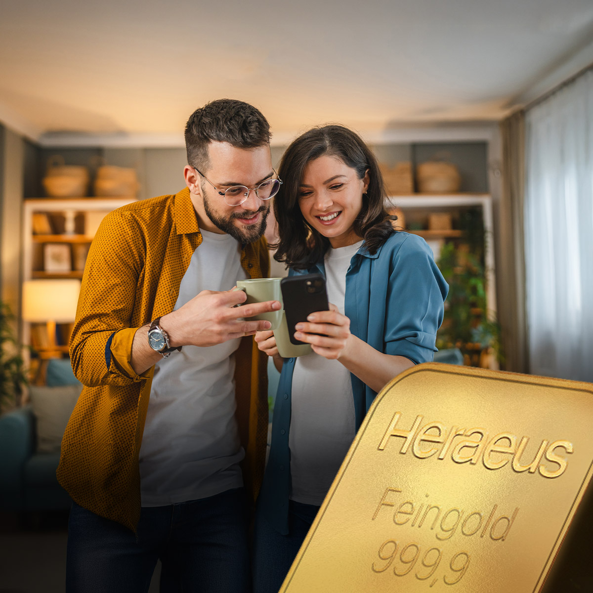 Junges Paar, das online über das Handy in Goldbarren-Sparplan investiert, um krisensicher Vermögen aufzubauen.