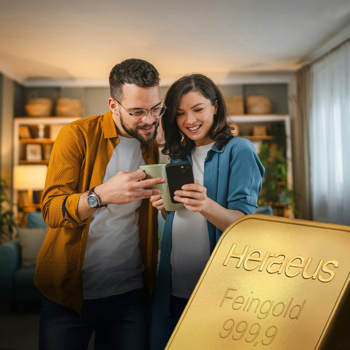 Junges Paar, das online über das Handy in Goldbarren-Sparplan investiert, um krisensicher Vermögen aufzubauen.